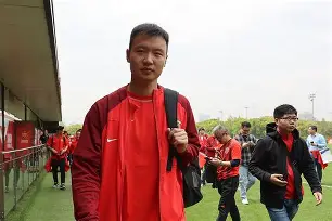 开云体育客户端 离谱！尼斯队长鼓劲今晚上海久事备战中超，里尔今晚临场应变